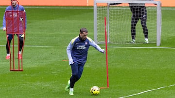 MADRID, 17/01/2026.- El jugador del Atlético de Madrid Antoine Griezmann durante el entrenamiento del equipo previo a su partido de LaLiga EA Sports contra el Alavés en el estadio Riyadh Air Metropolitano en Madrid, este sábado. EFE/Sergio Pérez