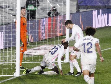 2-0. Ferland Mendy celebró el segundo gol.