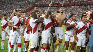 AMDEP8759. LIMA (PERÚ), 29/03/2022.- Jugadores de Perú celebran al final hoy, de un partido de las eliminatorias sudamericanas para el Mundial de Catar 2022 entre Perú y Paraguay en el estadio Nacional en Lima (Perú). EFE/Paolo Aguilar
