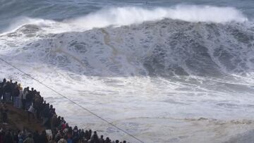 La borrasca Domingos hace romper una ola gigante en Nazar&eacute; (Portugal) el domingo 5 de noviembre del 2023, con muchas personas en el acantilado mirando. 