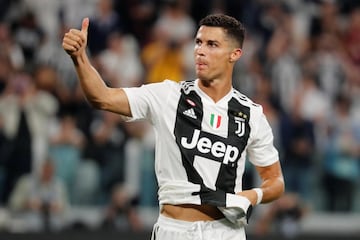 Soccer Football - Serie A - Juventus v Napoli - Allianz Stadium, Turin, Italy - September 29, 2018  Juventus' Cristiano Ronaldo gestures to fans after the match    REUTERS/Stefano Rellandini