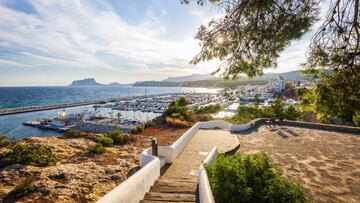 Teulada-Moraira contiene un rasgo distintivo que le confiere la suerte de tener dos núcleos urbanos que llenan por partida doble su historia, sus tradiciones y sus costumbres. Situado en la Marina Alta, su encanto reside en haber crecido de manera espectacular conservando su privilegiado entorno. Es conocido por su importante centro turístico, Moraira, por la belleza de sus playas, la calidad de sus vinos y su peculiar subasta de pescado.