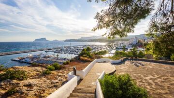 Teulada-Moraira contiene un rasgo distintivo que le confiere la suerte de tener dos núcleos urbanos que llenan por partida doble su historia, sus tradiciones y sus costumbres. Situado en la Marina Alta, su encanto reside en haber crecido de manera espectacular conservando su privilegiado entorno. Es conocido por su importante centro turístico, Moraira, por la belleza de sus playas,  la calidad de sus vinos y su peculiar subasta de pescado. 