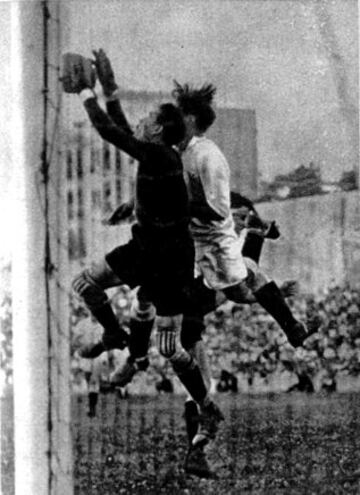 En 1935 el Sevilla consigue la Copa del Rey por aquella epoca denominada, La Copa del Presidente de la República. La final del torneo fue disputada por el Sabadell FC y el Sevilla FC. Se disputó a partido único en el Estadio de Chamartín de Madrid el día 30 de junio de 1935. En la imágen Masip recibe una dura entrada de Campanal.