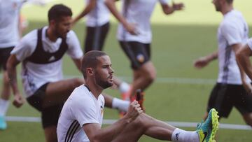 Mario Suárez, en un entrenamiento del Valencia.