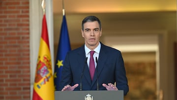 El presidente del Gobierno, Pedro Sánchez, comparece en el Complejo de la Moncloa, a 29 de abril de 2024, en Madrid (España). Sánchez ha comparecido hoy para anunciar que sigue al frente del Ejecutivo tras cinco días de reflexión a raíz de las investigaciones judiciales a su esposa, Begoña Gómez por la denuncia presentada por Manos Limpias por presunto tráfico de influencias y corrupción en los negocios. La decisión de continuar en el cargo tiene lugar después de que el pasado miércoles, 24 de abril, cancelase su agenda para reflexionar si continuaba en el cargo.
29 ABRIL 2024;COMPARECENCIA;PRESIDENCIA;DECLARACIONES;DECLARACIÓN;
Moncloa
29/04/2024