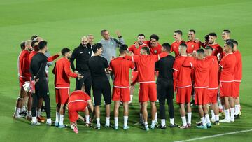 Jugadores de Marruecos entrenan antes de enfrentar a Portugal en los cuartos de final de Qatar 2022.