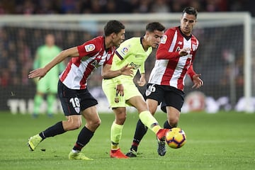 Philippe Coutinho shakes off Óscar De Marcos and Dani García.