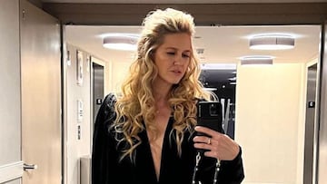 La surfista Paige Mycoskie, fundadora de Aviator Nation, haciéndose un selfie en un hotel vestida de gala.