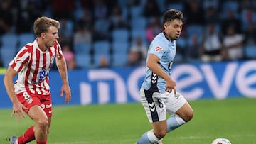 Fran Beltrán, centrocampista del Celta, y Pablo Barrios, centrocampista del Atlético de Madrid, durante el partido de la octava jornada de LaLiga EA Sports celebrado en Balaídos.