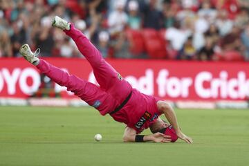 El jugador de los Sydney Sixers Dan Cristian hace una espectacular pirueta para intentar capturar una bola en el partido de la Liga Big Bash de cricket entre los Sixers y el Brisbane Heat. El encuentro tuvo lugar en el Metricon Stadium, en Gold Coast, Australia. Aunque no logró atrapar la bola, al menos Cristian pudo celebrar el triunfo de su equipo.