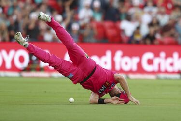 El jugador de los Sydney Sixers Dan Cristian hace una espectacular pirueta para intentar capturar una bola en el partido de la Liga Big Bash de cricket entre los Sixers y el Brisbane Heat. El encuentro tuvo lugar en el Metricon Stadium, en Gold Coast, Australia. Aunque no logró atrapar la bola, al menos Cristian pudo celebrar el triunfo de su equipo.