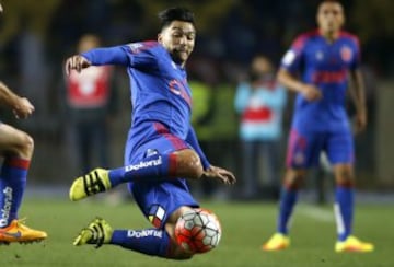 El jugador de Universidad de Chile Lorenzo Reyes controla el balon durante el partido de Super Copa contra Universidad Catolica disputado en el estadio Ester Roa de Concepcion, Chile.