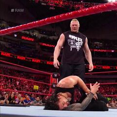 Brock Lesnar destrozó a Roman Reigns en su regreso a RAW