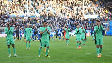 Los jugadores del Atlético aplauden a los aficionados rojiblancos que fueron a Vitoria.