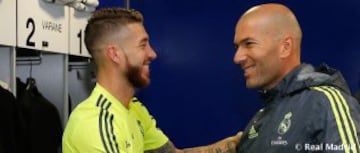 Sergio Ramos demuestra su felicidad al saludar a Zidane. 