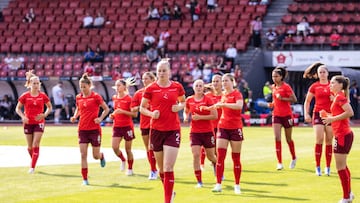 ZURICH, SWITZERLAND - JUNE 30: Julia Stierli of Switzerland (M) and Switzerland squad warming up during the Women's International friendly match between Switzerland and England at Stadion Letzigrund on June 30, 2022 in Zurich , Switzerland. (Photo by Vedran Galijas/Eurasia Sport Images/Getty Images)