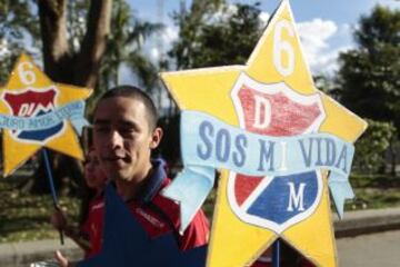 Hinchas del Medellín prendieron la fiesta del fútbol colombiano en los alrededores del Atanasio Girardot.