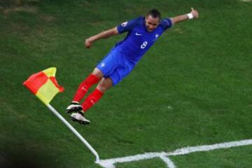 Esta celebración del francés Payet en la Euro 2016 ante Albania nos recuerda las acrobacias de los mí­ticos hermanos Derrick de 'Oliver y Benji'. ¿QuiÃén no se acuerda de la mí­tica serie japonesa de los 80?