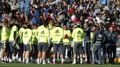 Zidane charla con la plantilla en un entrenamiento.