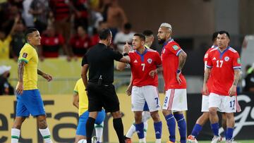 Soccer Football - World Cup - South American Qualifiers - Brazil v Chile - Estadio Maracana, Rio de Janeiro, Brazil - March 24, 2022 Chile's Alexis Sanchez remonstrates with referee Dario Herrera REUTERS/Ricardo Moraes