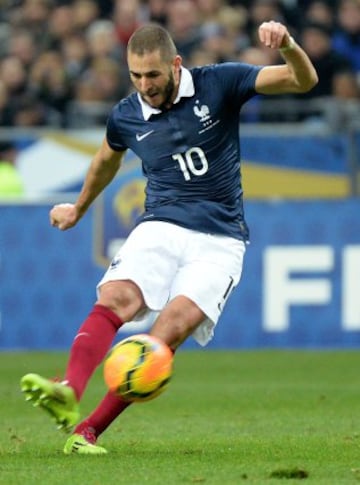Karim Benzema golpea el balón durante un partido de fútbol amistoso entre Francia y Holanda.