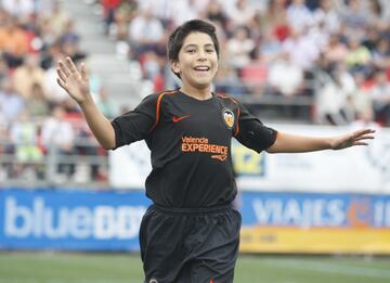 Desde los 8 a?os en el Valencia. Pasando por todas las categor¨ªas del club che hasta ser importante en el primer equipo.