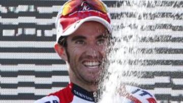 El ciclista español del Katusha Dani Moreno celebra su victoria en el podio tras la cuarta etapa de la Vuelta Ciclista a España, que ha salido de la localidad pontevedresa Lalín y con fin en la localidad coruñesa de Fisterra, con un recorrido de 189 kms.