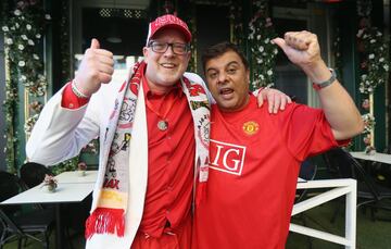 Un Aficionado de cada equipo que juega la final de la Uefa Europa League posan juntos en un local de Estocolmo.