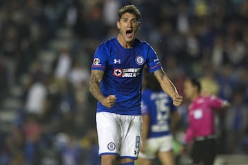 El mediocampista argentino deja al Cruz Azul para irse a Las Palmas de España con Paco Jémez.