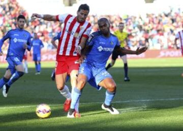 El delantero israelí del Almería Tomer Hemed lucha un balón con el defensa brasileño del Getafe Naldo Gomes, durante el partido correspondiente a la vigésimo primera jornada de Liga de Primera División.