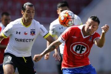 El jugador de Unión La Calera, Roberto Cereceda, derecha, disputa el balón con Luis Pedro Figueroa de Colo Colo.