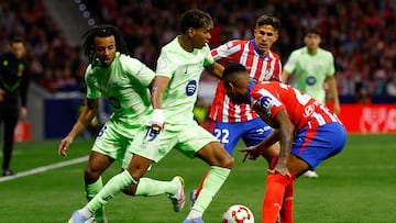 Reinildo y Giuliano Simeone tratan de acorralar a Lamine Yamal durante el Atlético-Barcelona en Copa.