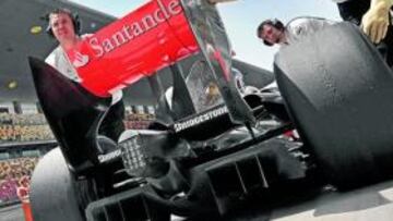 <b>MCLAREN COPIA SIN TAPUJOS A BRAWN</b> La escudería de Hamilton estrenó un difusor de transición que amplía la superficie del mismo con una curvatura superior al estilo del Brawn de Button (mejor tiempo). Ferrari sólo estrenó alerón delantero y BMW una modificación interna del difusor.