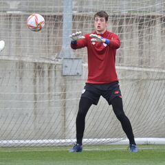 El Benfica se fija en Agirrezabala, que se focaliza en competir con Unai Simón