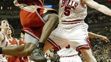 <B>FRENADO. </B>LeBron James no pudo con los Bulls en el United Center.