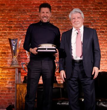 Diego Pablo Simeone con el presidente del Atlético de Madrid, Enrique Cerezo.