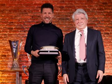 Diego Pablo Simeone con el presidente del Atlético de Madrid, Enrique Cerezo.