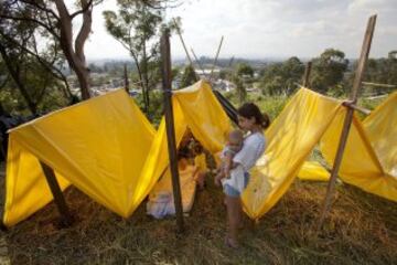 Una familia permanece en una vivienda improvisada en una área particular que fue ocupada por Integrantes del Movimiento de los Trabajadores Sin Techo (MTST) en un área que fue ocupada el pasado sábado situada a unos 4 kilómetros del estadio Arena Corinthians de Sao Paulo, una de las doce sedes del Mundial Brasil 2014 y que recibirá seis partidos del evento deportivo, entre ellos el inaugural del 12 de junio. De acuerdo con el movimiento, las familias que ocuparon el terreno, abandonado desde hace más de 20 años, vivían en áreas "de riesgo", "en favelas o sin condiciones para pagar el alquiler por culpa de la especulación inmobiliaria en la región, resultado de la construcción del estadio de apertura del Mundial".