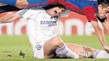 <b>PIDIERON PENALTI. </b>Xavi cae sobre Lampard en el Barça-Chelsea.