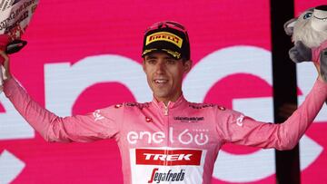 Juanpe López, en el podio del Giro con la maglia rosa.