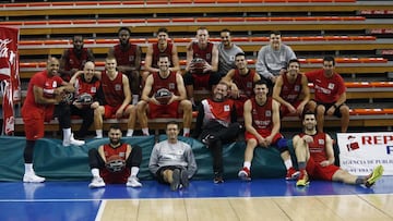 Los jugadores y el cuerpo t&eacute;cnico del Montakit Fuenlabrada posan antes de visitar al Betis este domingo.