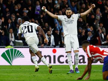 3-1. Karim Benzema, con los brazor en alto, celebra el tercer tanto de Vinicius Junior.