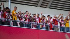 
 CELEBRACION AFICIONADOS ATLETICO DE MADRID EN EL WANDA METROPOLITANO
 seguidores celebrando el titulo de campeones de liga 20/21
 LOS JUGADORES MUESTRAN EL TROFEO COPA