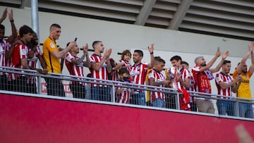 
 CELEBRACION AFICIONADOS ATLETICO DE MADRID EN EL WANDA METROPOLITANO
 seguidores celebrando el titulo de campeones de liga 20/21
 LOS JUGADORES MUESTRAN EL TROFEO COPA