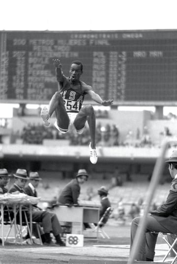 Juegos Olímpicos de Mexico 1968. Bob Beamon voló a 8,90 metros batiendo la anterior plusmarca en 55 centímetros en su primer ensayo. Estuvo 0,96 segundos en el aire.
