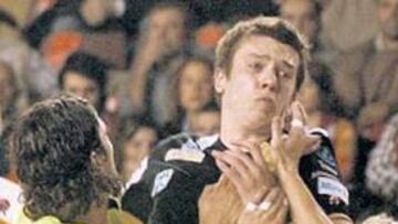 <b>DUROS. </b>Nagy y Víctor Tomás frenan a Rutenka (Ciudad Real). Hoy habrá tensión en el Quijote Arena.