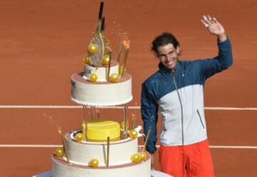 Rafael Nadal posa con su tarta de cumpleaños después de ganar el partido contra Kei Nishikori de Japón en el torneo de tenis Abierto de Francia en el estadio Roland Garros