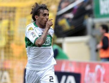 El defensa uruguayo del Elche Damián Suárez celebra el 0-1 ante el Villarreal, durante el partido de la trigésima primera jornada de liga de Primera División disputado esta tarde en el estadio de El Madrigal.