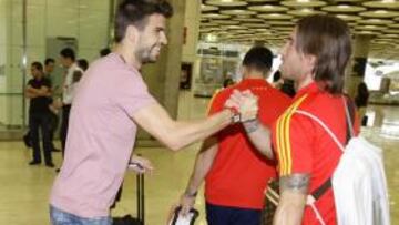 <b>TAN AMIGOS. </b>La despedida cariñosa, de buenos colegas, entre Piqué y Ramos, al volver de América.